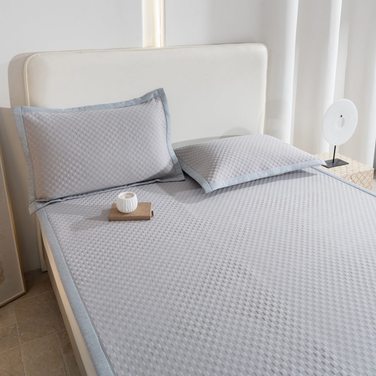 91家纺网 家纺一手货源 找家纺 凌云家纺 2026新款宽边锦纶凉感冰丝席三件套冰格空气席单凉席 冰格空气席-浅灰