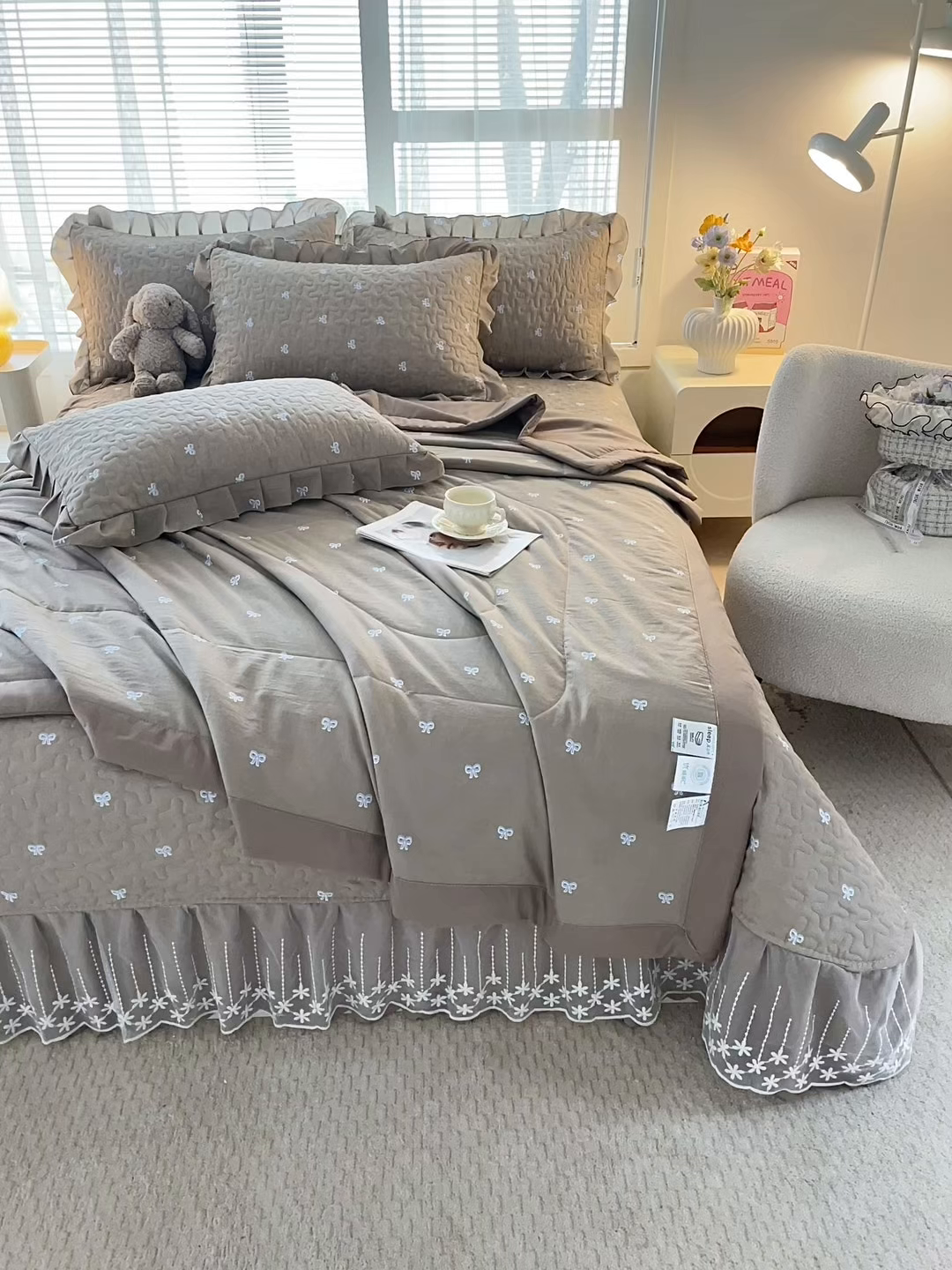 91家纺网 家纺一手货源 找家纺 艺慕家纺 2026新款夏被四件套 咖色蝴蝶结
