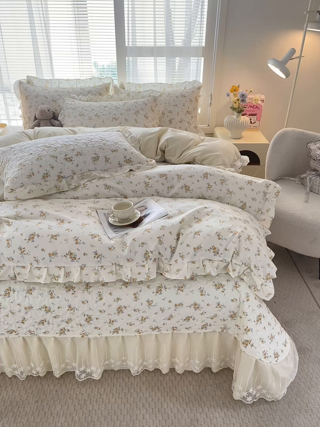 91家纺网 家纺一手货源 找家纺 艺慕家纺 2026新款直播热款古法仿棉水洗棉印花双层蕾丝花边床盖四件套 春日花语