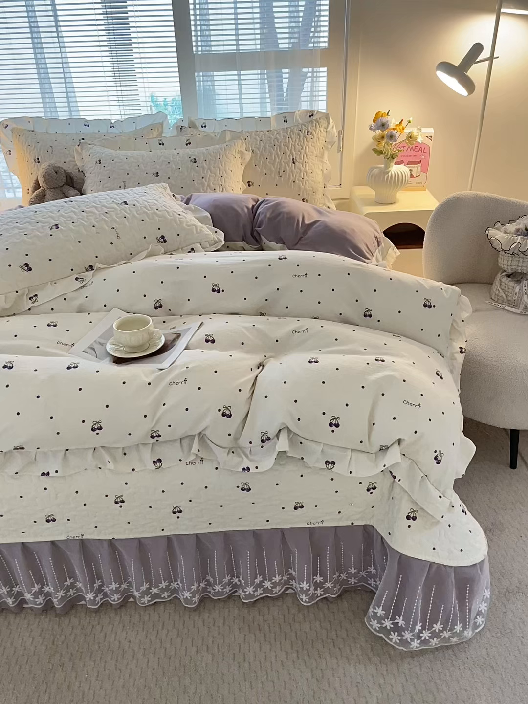 91家纺网 家纺一手货源 找家纺 艺慕家纺 2026新款直播热款古法仿棉水洗棉印花双层蕾丝花边床盖四件套 紫色樱桃