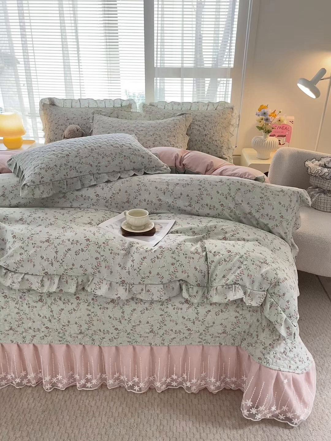 91家纺网 家纺一手货源 找家纺 艺慕家纺 2026新款直播热款古法仿棉水洗棉印花双层蕾丝花边床盖四件套 雾紫花蔓