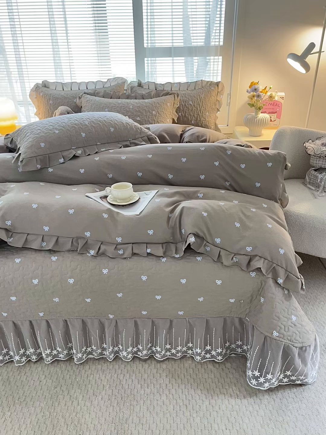 91家纺网 家纺一手货源 找家纺 艺慕家纺 2026新款直播热款古法仿棉水洗棉印花双层蕾丝花边床盖四件套 咖色蝴蝶结