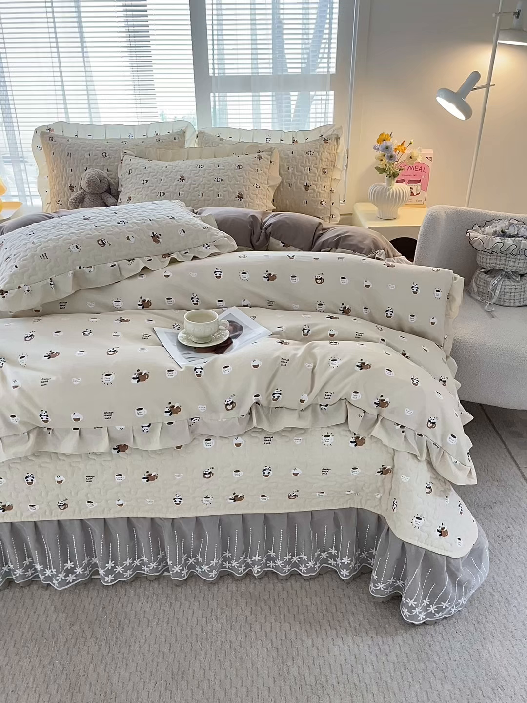 91家纺网 家纺一手货源 找家纺 艺慕家纺 2026新款直播热款古法仿棉水洗棉印花双层蕾丝花边床盖四件套 可爱熊仔