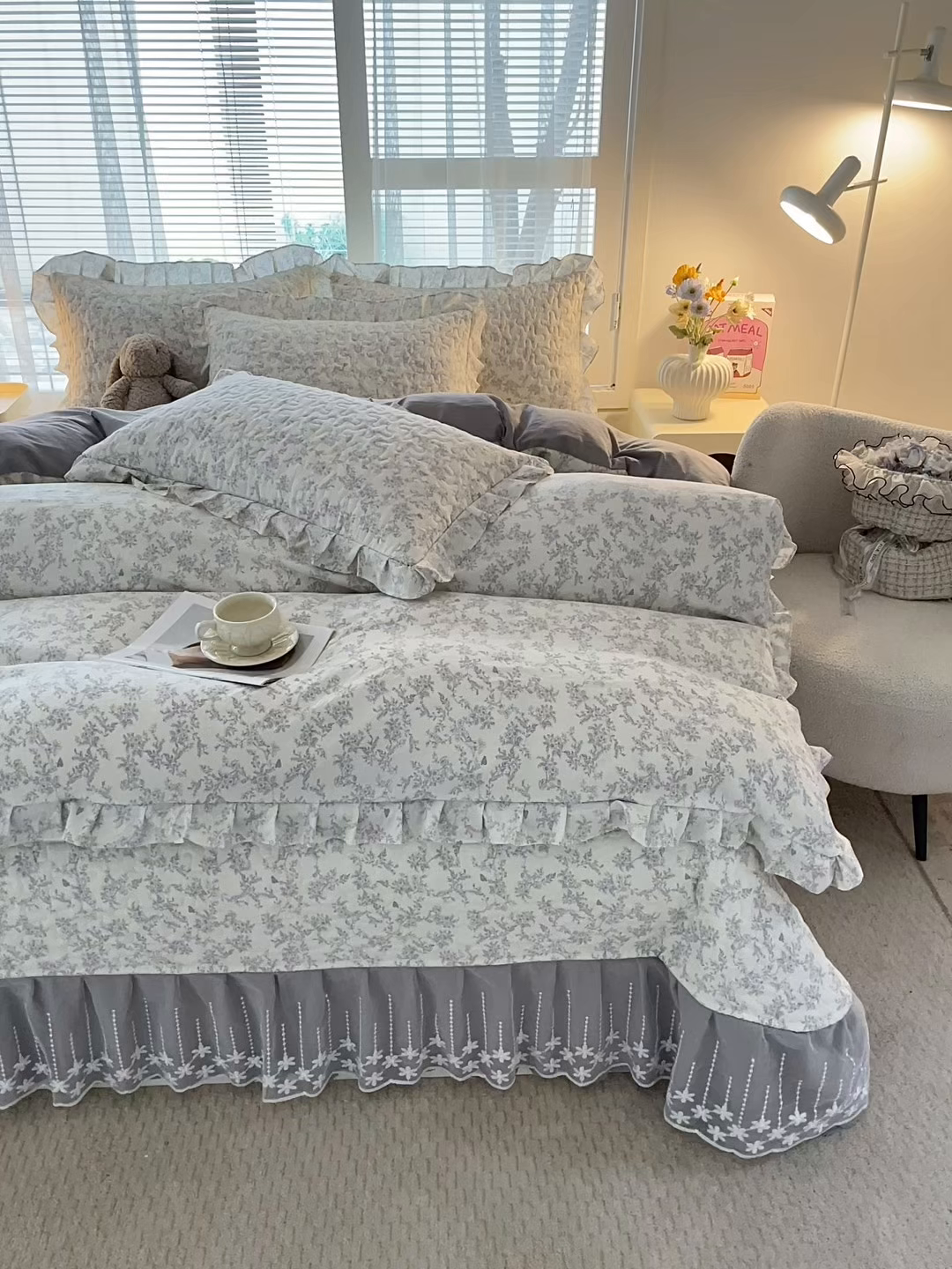 91家纺网 家纺一手货源 找家纺 艺慕家纺 2026新款直播热款古法仿棉水洗棉印花双层蕾丝花边床盖四件套 素影