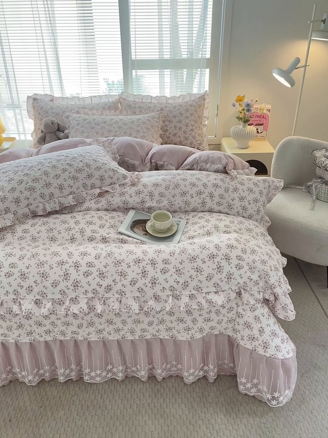 91家纺网 家纺一手货源 找家纺 艺慕家纺 2026新款直播热款古法仿棉水洗棉印花双层蕾丝花边床盖四件套 粉色樱花