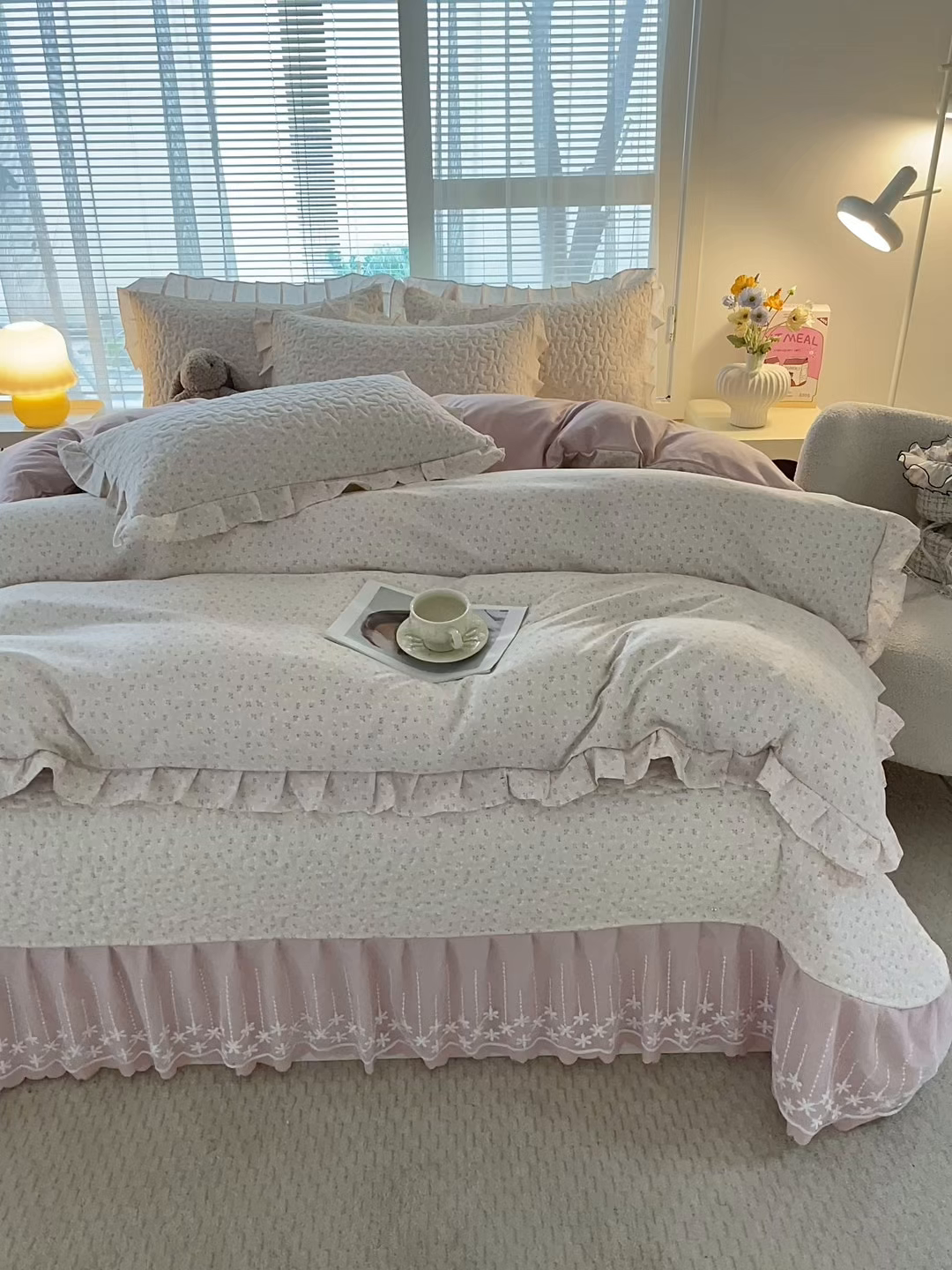 91家纺网 家纺一手货源 找家纺 艺慕家纺 2026新款直播热款古法仿棉水洗棉印花双层蕾丝花边床盖四件套 粉黛庄园