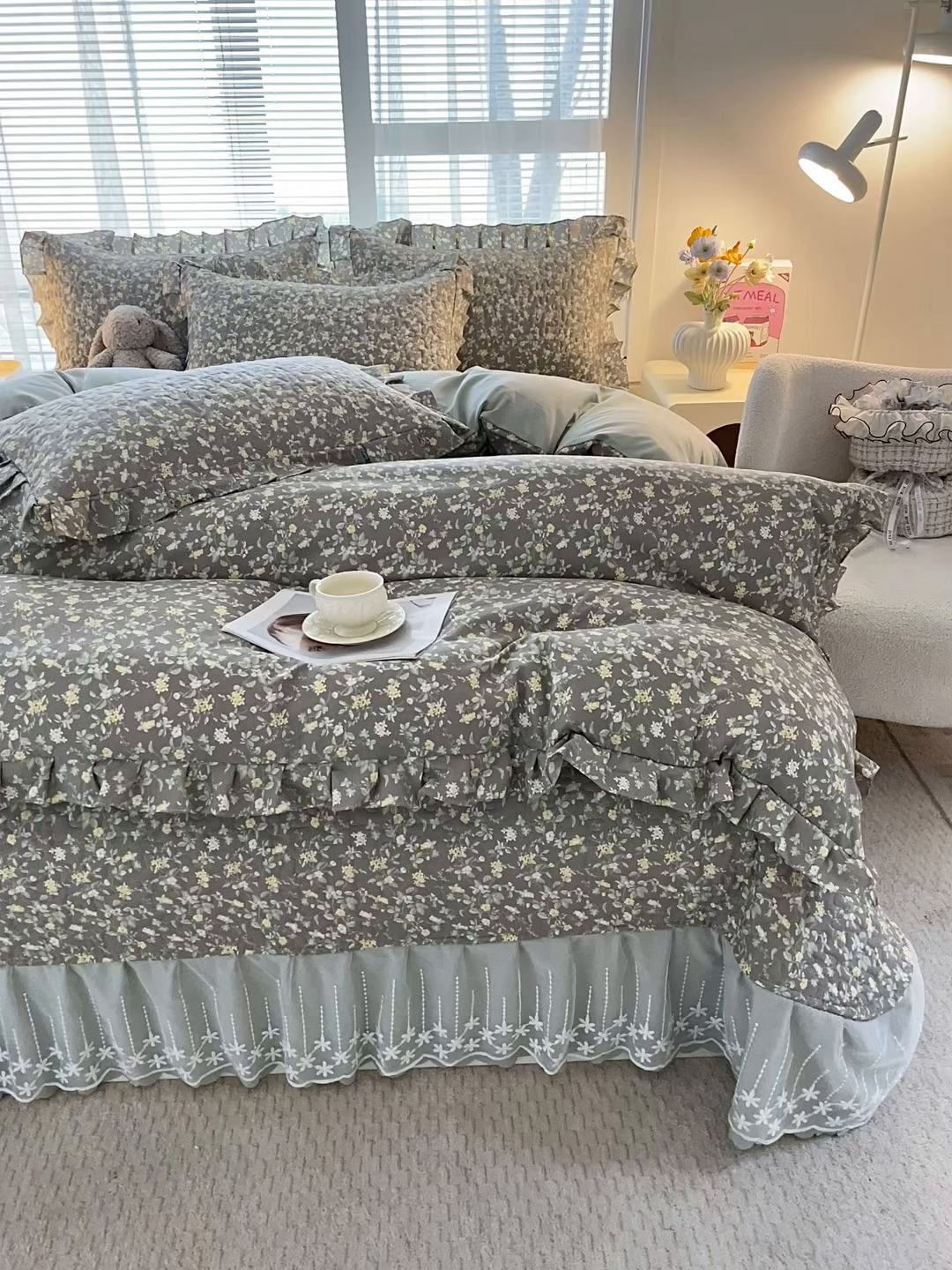 91家纺网 家纺一手货源 找家纺 艺慕家纺 2026新款直播热款古法仿棉水洗棉印花双层蕾丝花边床盖四件套 金盏花语