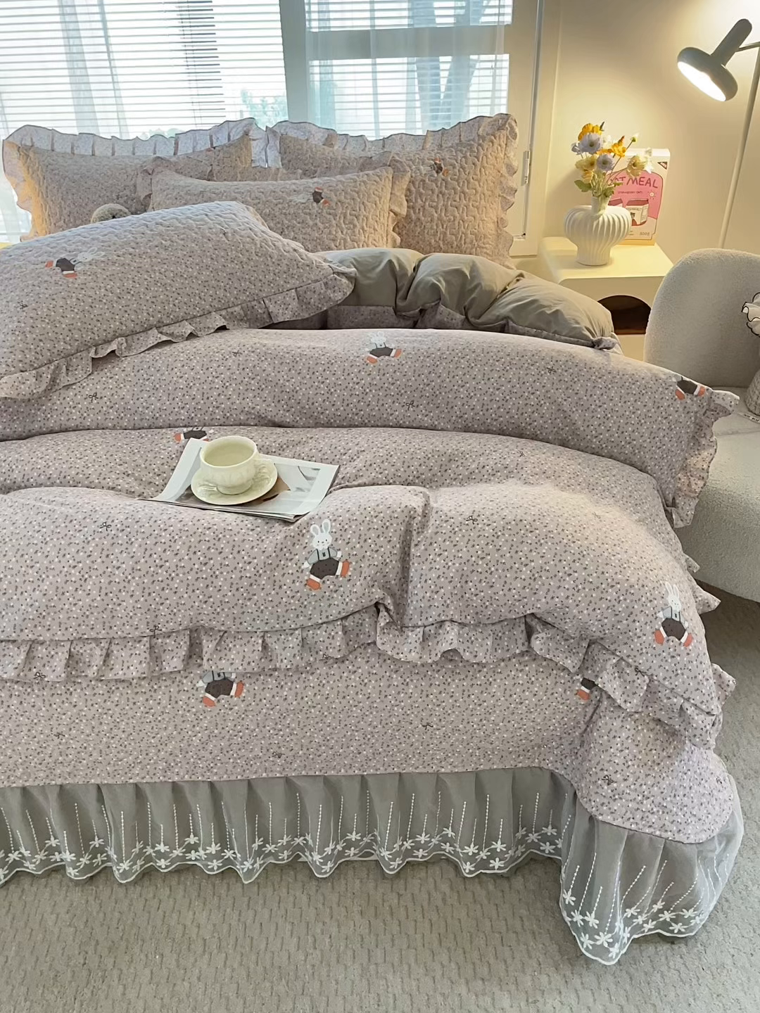 91家纺网 家纺一手货源 找家纺 艺慕家纺 2026新款直播热款古法仿棉水洗棉印花双层蕾丝花边床盖四件套 丁香小兔