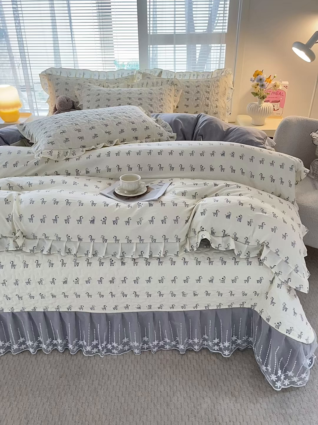 91家纺网 家纺一手货源 找家纺 艺慕家纺 2026新款直播热款古法仿棉水洗棉印花双层蕾丝花边床盖四件套 斑马乐园