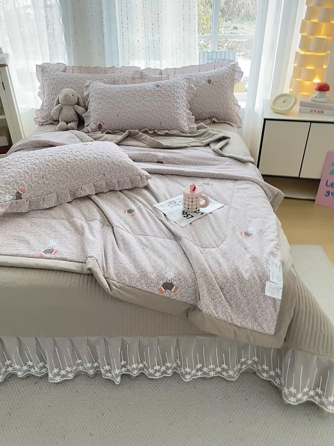 91家纺网 家纺一手货源 找家纺 艺慕家纺 2026新款直播热款古法仿棉AB版水洗棉印花双层蕾丝花边夏被床盖四件套 AB版-丁香小兔