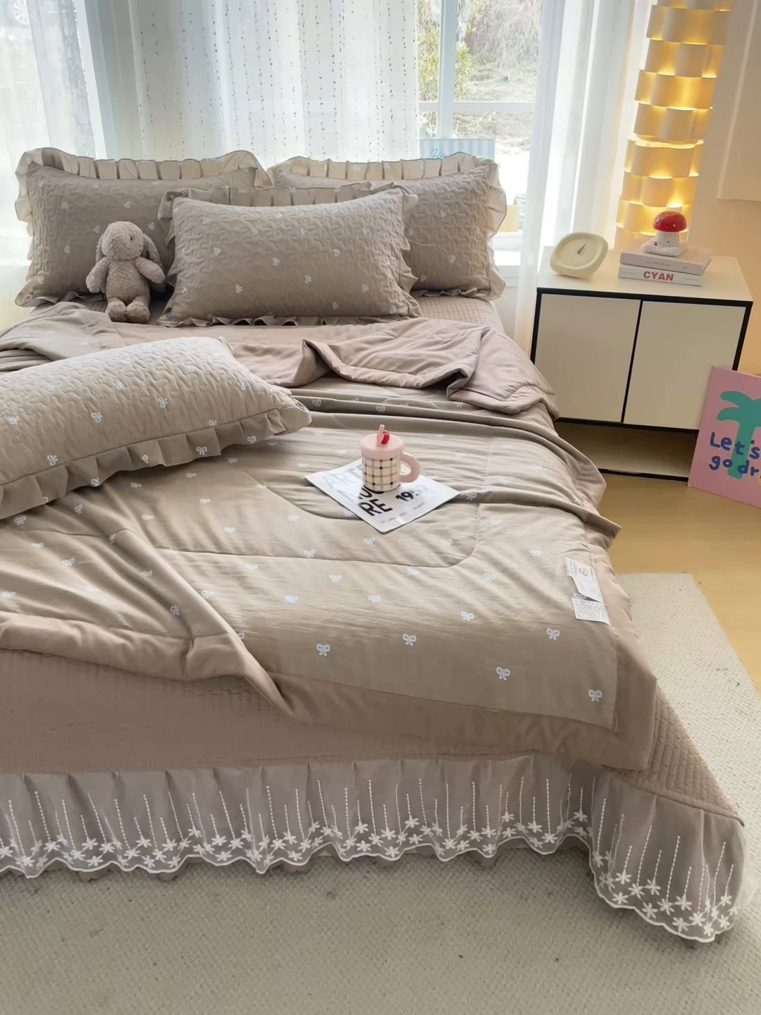 91家纺网 家纺一手货源 找家纺 艺慕家纺 2026新款直播热款古法仿棉AB版水洗棉印花双层蕾丝花边夏被床盖四件套 AB版-咖色蝴蝶结