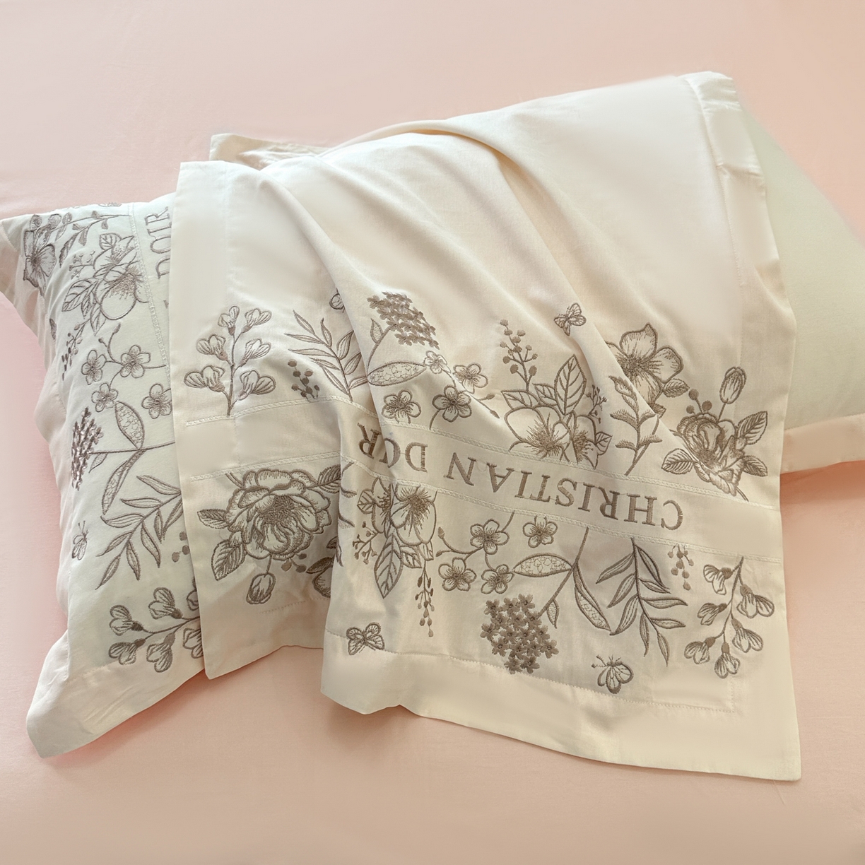 91家纺网 家纺一手货源 找家纺 绒掌柜家纺（品质焕新） 2026新款喷气全棉纯棉刺绣宽边四件套-清韵系列-版权产品-礼盒装 清韵-奶白拼粉