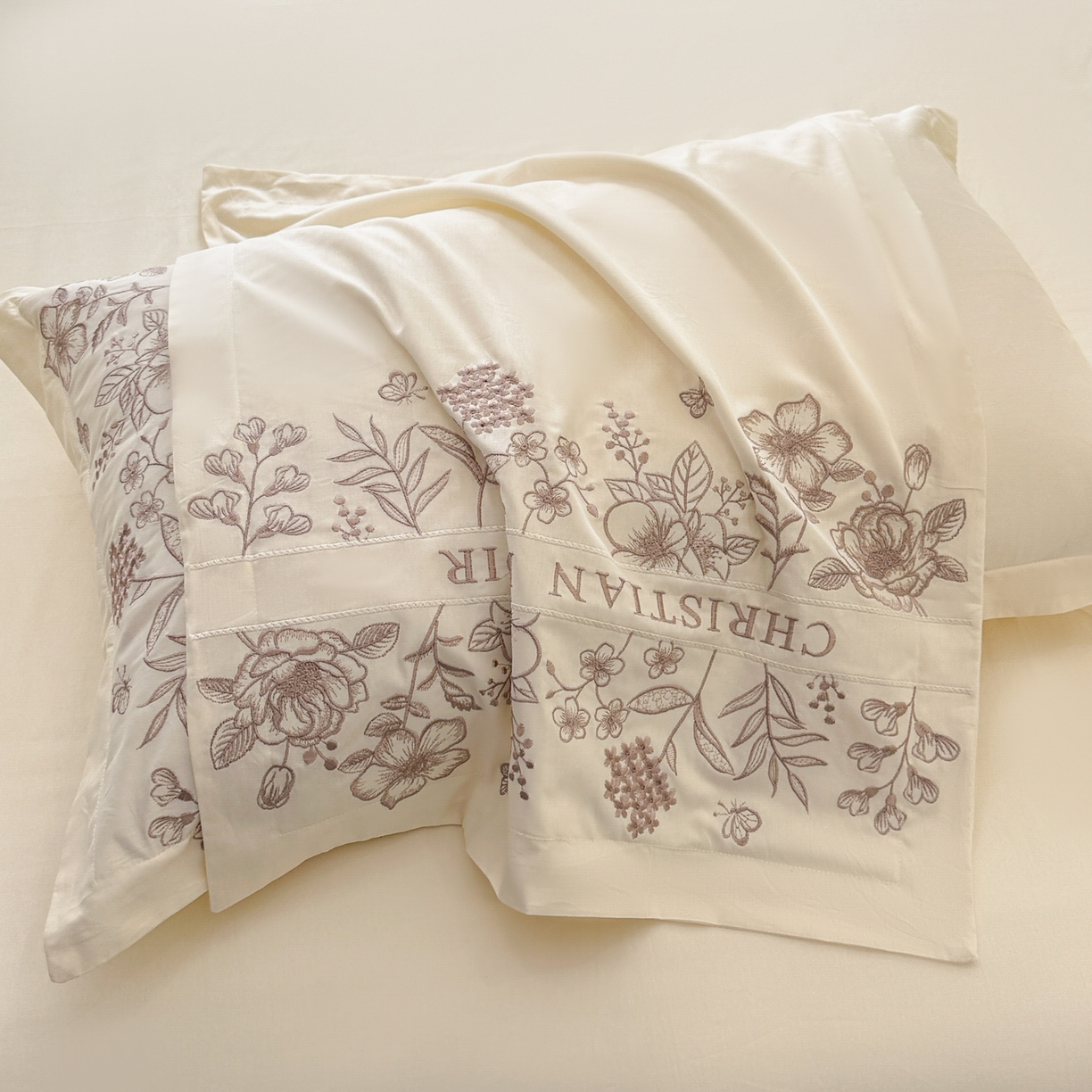 91家纺网 家纺一手货源 找家纺 绒掌柜家纺（品质焕新） 2026新款喷气全棉纯棉刺绣宽边四件套-清韵系列-版权产品-礼盒装 清韵-奶白