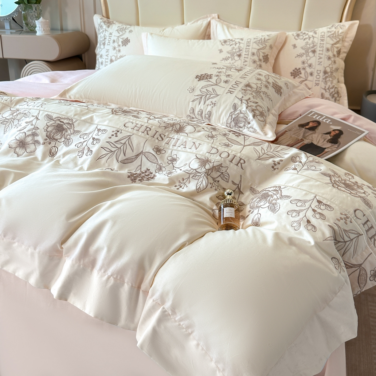 91家纺网 家纺一手货源 找家纺 绒掌柜家纺（品质焕新） 2026新款喷气全棉纯棉刺绣宽边四件套-清韵系列-版权产品-礼盒装 清韵-奶白拼粉