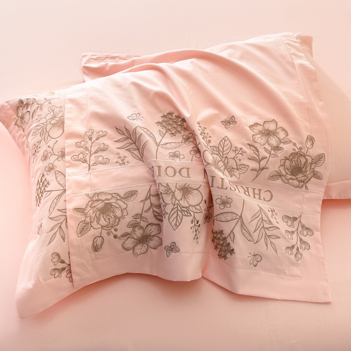 91家纺网 家纺一手货源 找家纺 绒掌柜家纺（品质焕新） 2026新款喷气全棉纯棉刺绣宽边四件套-清韵系列-版权产品-礼盒装 清韵-玉颜粉