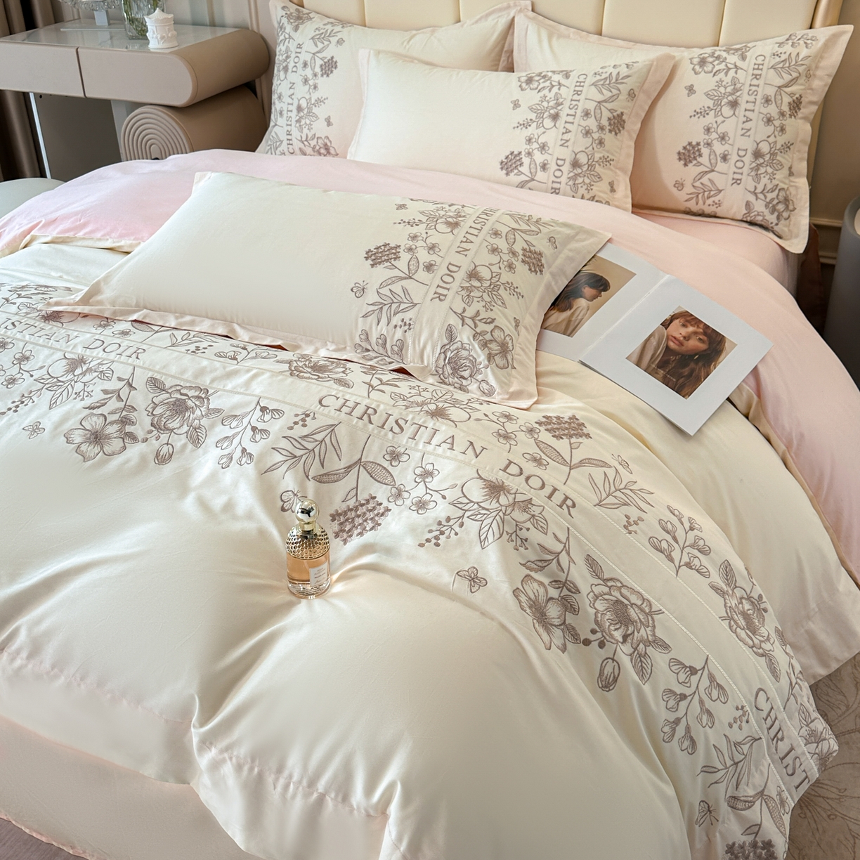 91家纺网 家纺一手货源 找家纺 绒掌柜家纺（品质焕新） 2026新款喷气全棉纯棉刺绣宽边四件套-清韵系列-版权产品-礼盒装 清韵-奶白拼粉