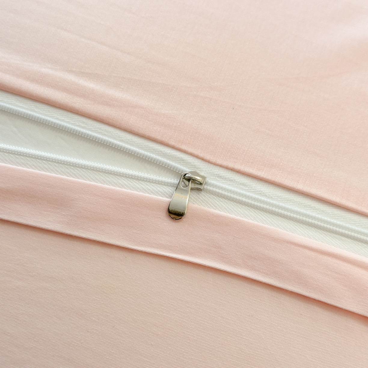 91家纺网 家纺一手货源 找家纺 绒掌柜家纺（品质焕新） 2026新款喷气全棉纯棉刺绣宽边四件套-清韵系列-版权产品-礼盒装 清韵-奶白拼粉