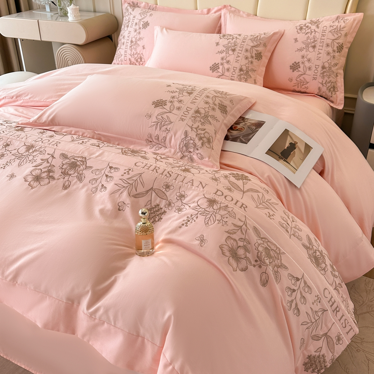 91家纺网 家纺一手货源 找家纺 绒掌柜家纺（品质焕新） 2026新款喷气全棉纯棉刺绣宽边四件套-清韵系列-版权产品-礼盒装 清韵-玉颜粉