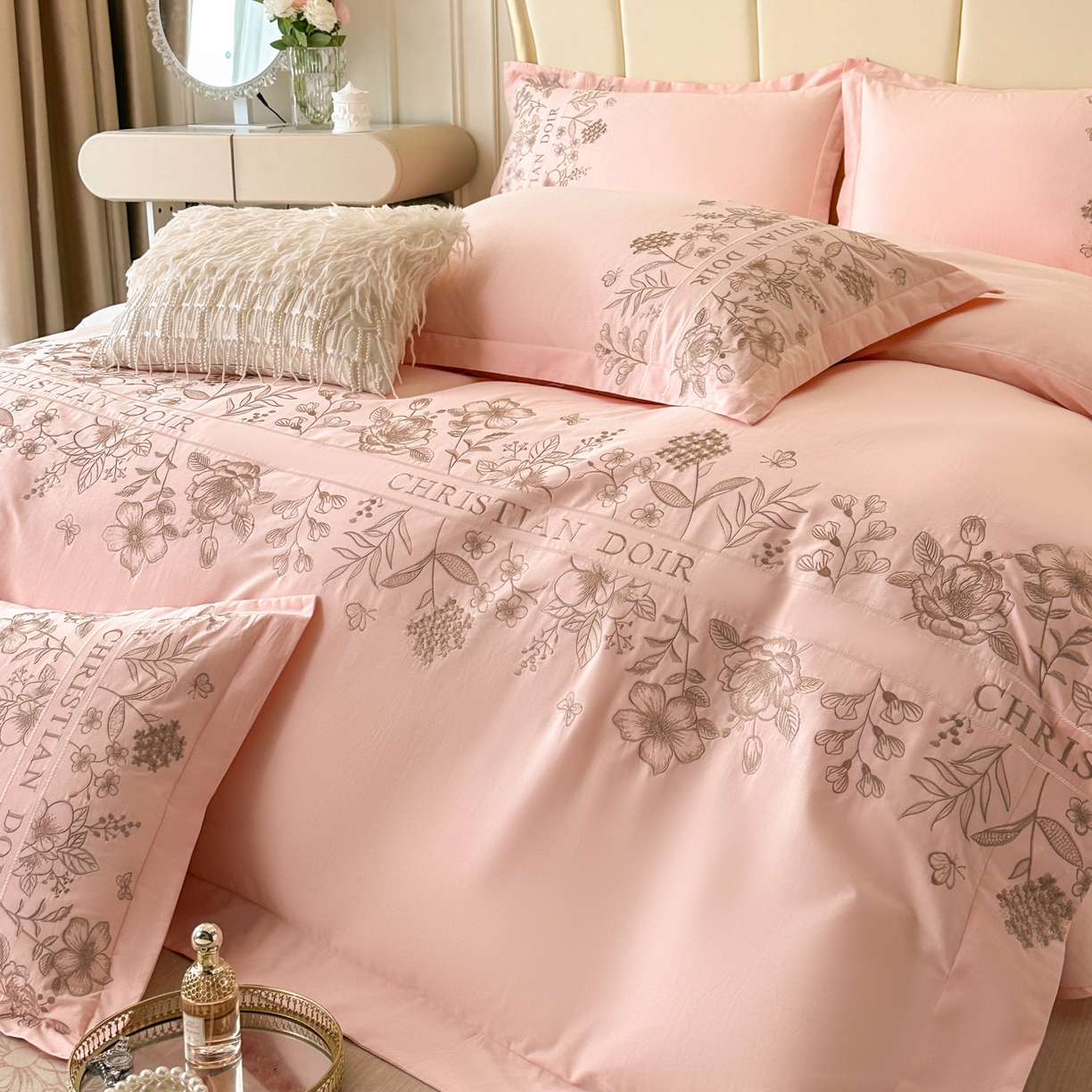 91家纺网 家纺一手货源 找家纺 绒掌柜家纺（品质焕新） 2026新款喷气全棉纯棉刺绣宽边四件套-清韵系列-版权产品-礼盒装 清韵-玉颜粉