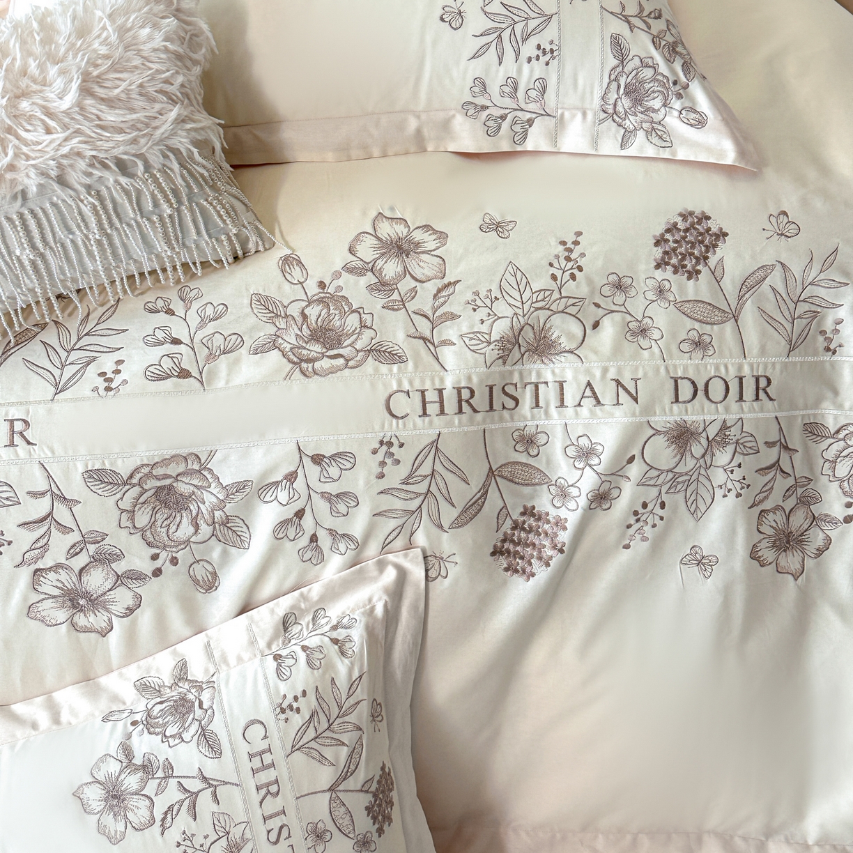 91家纺网 家纺一手货源 找家纺 绒掌柜家纺（品质焕新） 2026新款喷气全棉纯棉刺绣宽边四件套-清韵系列-版权产品-礼盒装 清韵-奶白拼粉