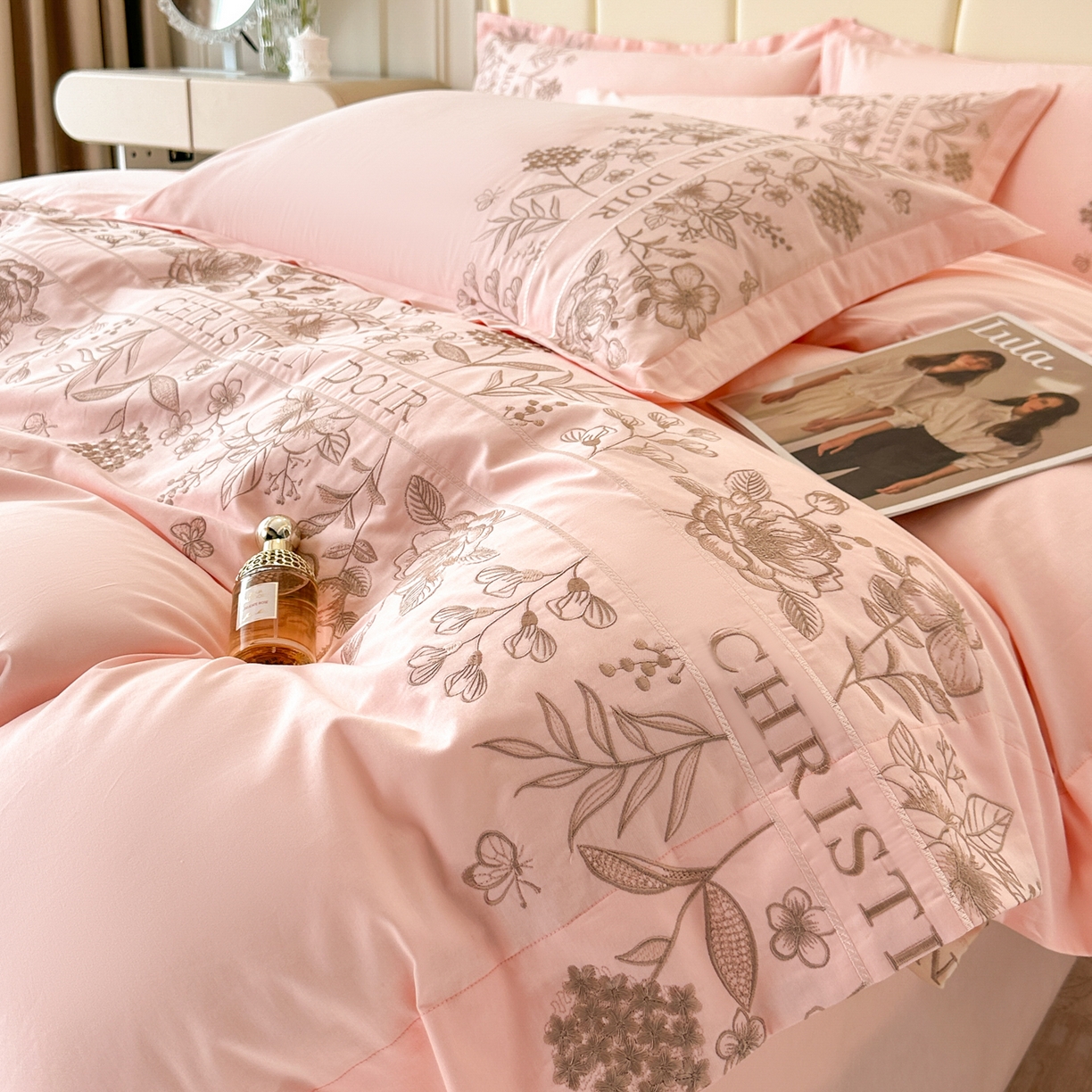 91家纺网 家纺一手货源 找家纺 绒掌柜家纺（品质焕新） 2026新款喷气全棉纯棉刺绣宽边四件套-清韵系列-版权产品-礼盒装 清韵-玉颜粉