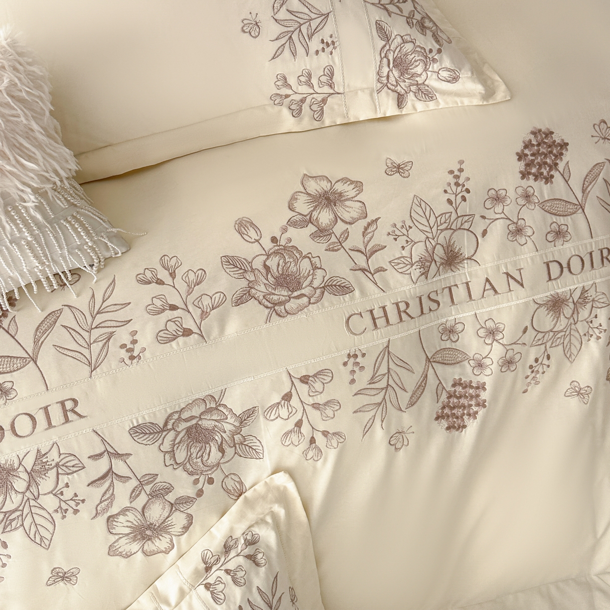 91家纺网 家纺一手货源 找家纺 绒掌柜家纺（品质焕新） 2026新款喷气全棉纯棉刺绣宽边四件套-清韵系列-版权产品-礼盒装 清韵-奶白