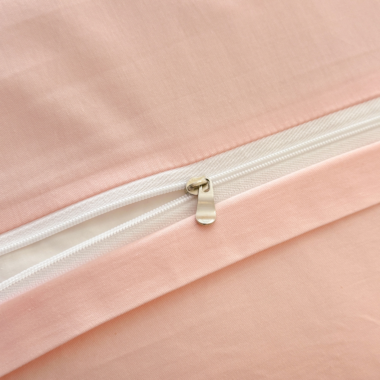 91家纺网 家纺一手货源 找家纺 绒掌柜家纺（品质焕新） 2026新款喷气全棉纯棉刺绣宽边四件套-清韵系列-版权产品-礼盒装 清韵-玉颜粉