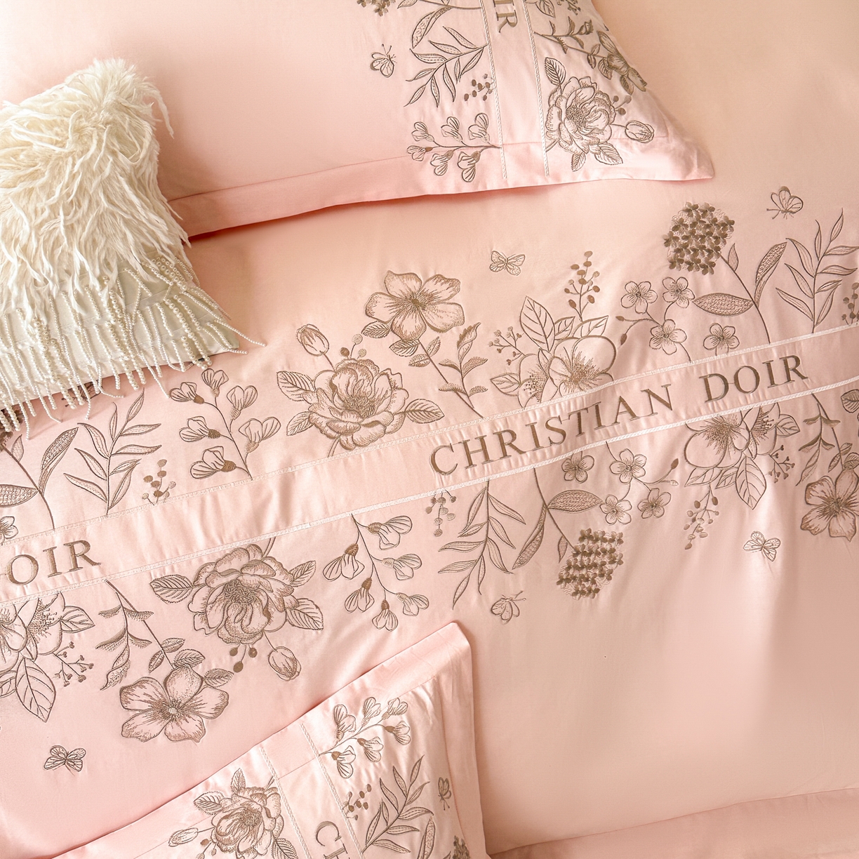 91家纺网 家纺一手货源 找家纺 绒掌柜家纺（品质焕新） 2026新款喷气全棉纯棉刺绣宽边四件套-清韵系列-版权产品-礼盒装 清韵-玉颜粉