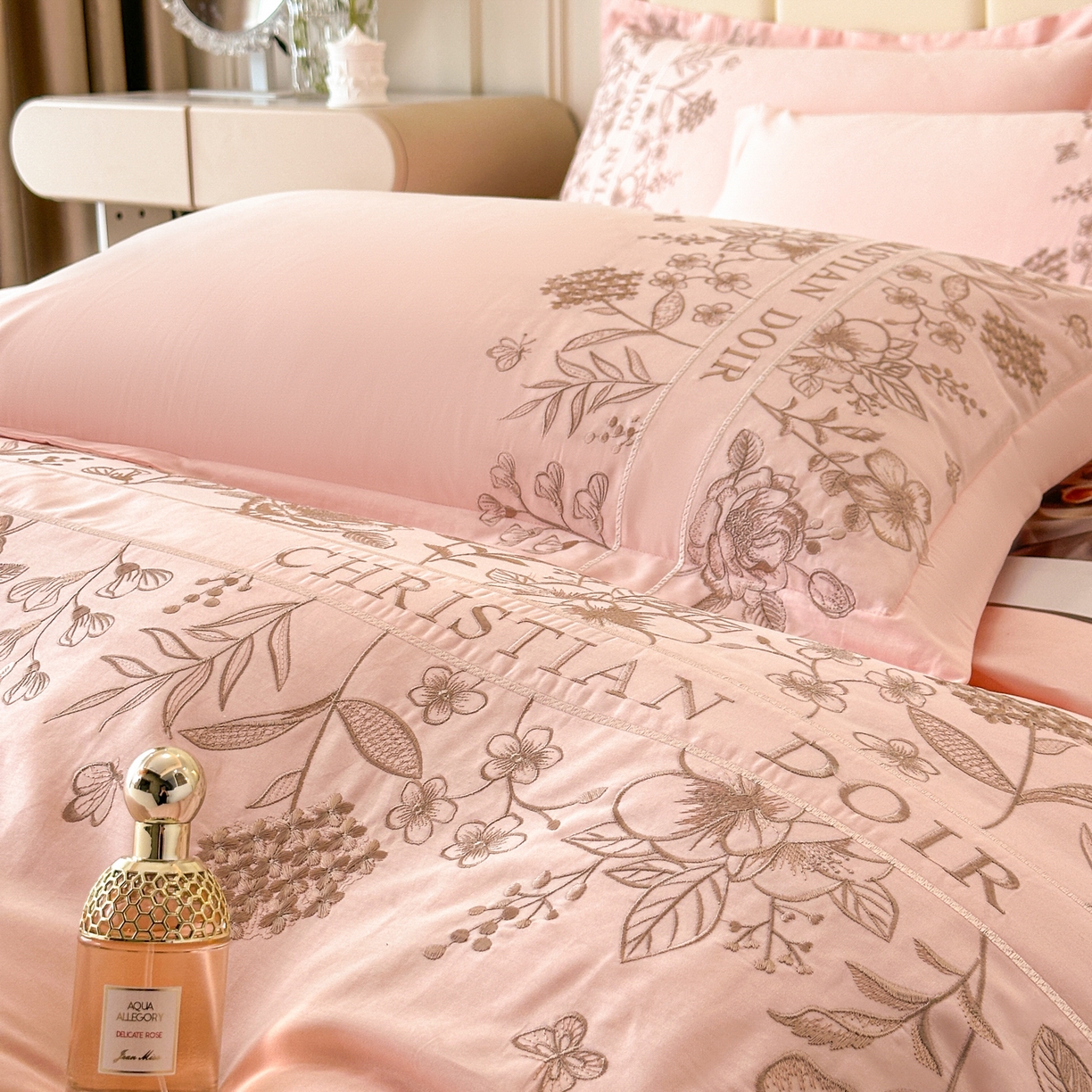 91家纺网 家纺一手货源 找家纺 绒掌柜家纺（品质焕新） 2026新款喷气全棉纯棉刺绣宽边四件套-清韵系列-版权产品-礼盒装 清韵-玉颜粉