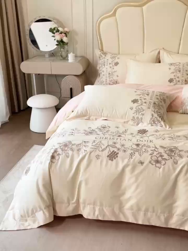 91家纺网 家纺一手货源 找家纺 绒掌柜家纺（品质焕新） 2026新款喷气全棉纯棉刺绣宽边四件套-清韵系列-版权产品-礼盒装 清韵-奶白拼粉