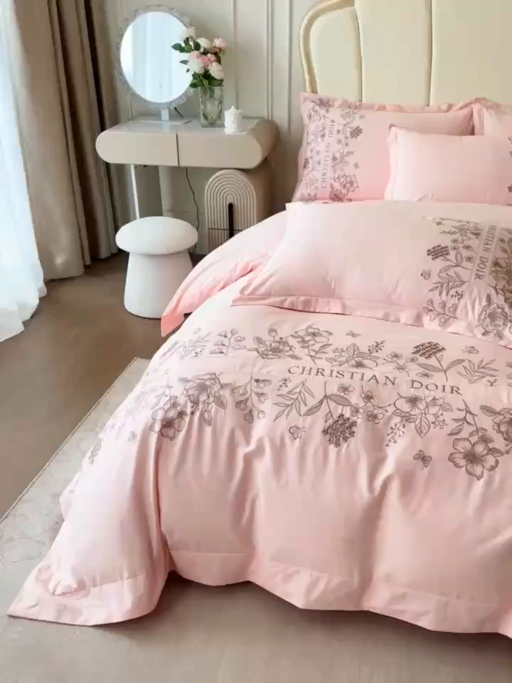 91家纺网 家纺一手货源 找家纺 绒掌柜家纺（品质焕新） 2026新款喷气全棉纯棉刺绣宽边四件套-清韵系列-版权产品-礼盒装 清韵-玉颜粉