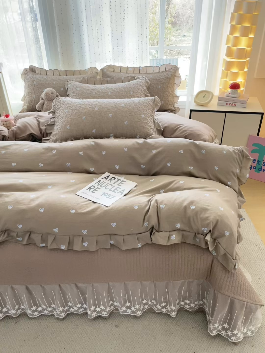 91家纺网 家纺一手货源 找家纺 艺慕家纺 2026新款直播热款古法仿棉AB版水洗棉印花双层蕾丝花边床盖四件套 AB版-咖色蝴蝶结