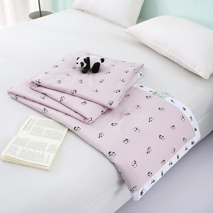 91家纺网 家纺一手货源 找家纺 薇玛仕 2026小熊猫系列-60支精梳长绒棉双拼角宽边双A类母婴级儿童蚕丝夏凉被空调被 小熊猫-粉