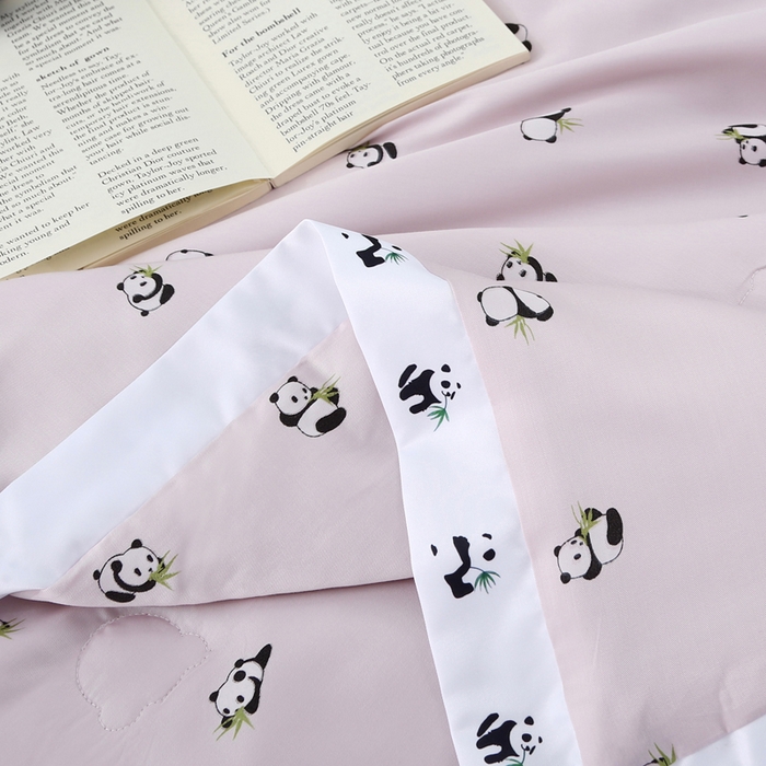 91家纺网 家纺一手货源 找家纺 薇玛仕 2026小熊猫系列-60支精梳长绒棉双拼角宽边双A类母婴级儿童蚕丝夏凉被空调被 小熊猫-粉