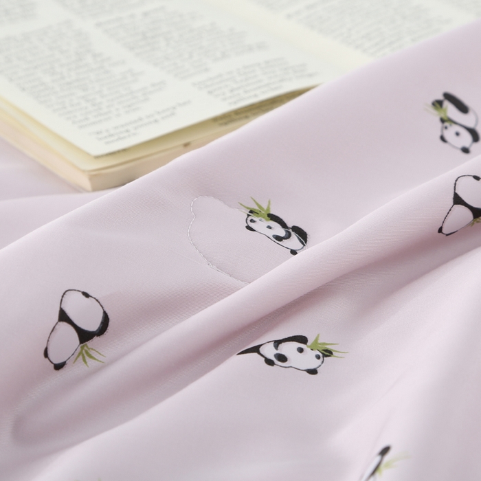 91家纺网 家纺一手货源 找家纺 薇玛仕 2026小熊猫系列-60支精梳长绒棉双拼角宽边双A类母婴级儿童蚕丝夏凉被空调被 小熊猫-粉