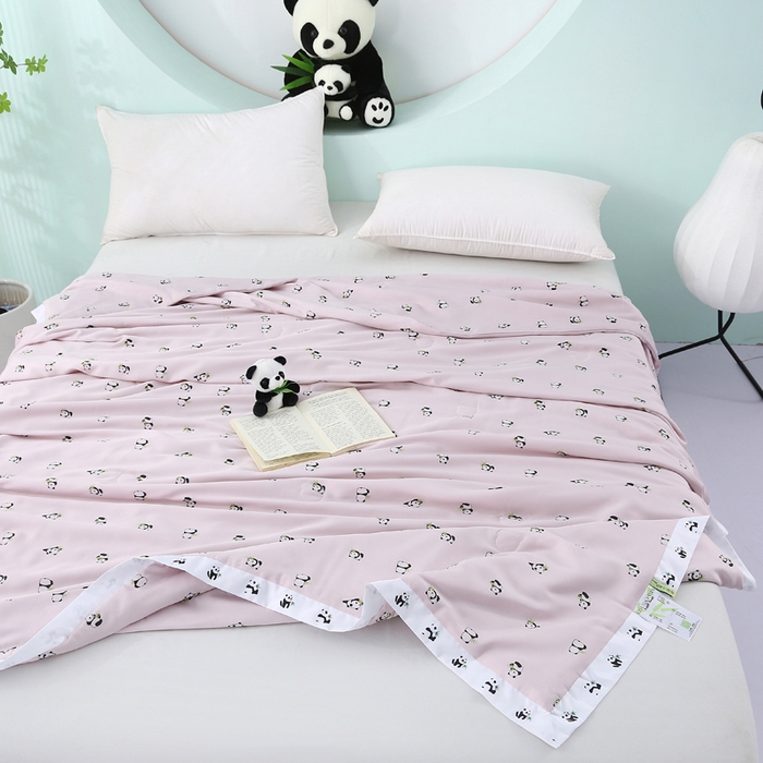 91家纺网 家纺一手货源 找家纺 薇玛仕 2026小熊猫系列-60支精梳长绒棉双拼角宽边双A类母婴级儿童蚕丝夏凉被空调被 小熊猫-粉