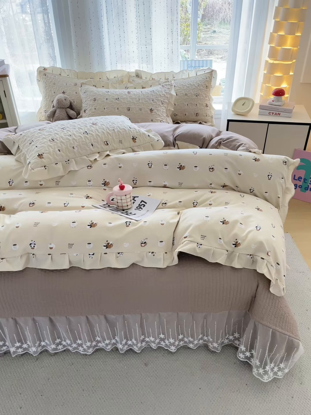 91家纺网 家纺一手货源 找家纺 艺慕家纺 2026新款直播热款古法仿棉AB版水洗棉印花双层蕾丝花边床盖四件套 AB版-可爱熊仔
