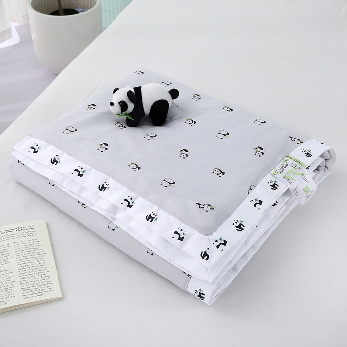91家纺网 家纺一手货源 找家纺 薇玛仕 2026小熊猫系列-60支精梳长绒棉双拼角宽边双A类母婴级儿童蚕丝夏凉被空调被 小熊猫-灰