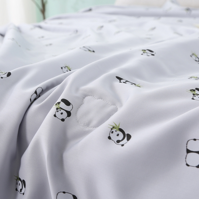 91家纺网 家纺一手货源 找家纺 薇玛仕 2026小熊猫系列-60支精梳长绒棉双拼角宽边双A类母婴级儿童蚕丝夏凉被空调被 小熊猫-灰