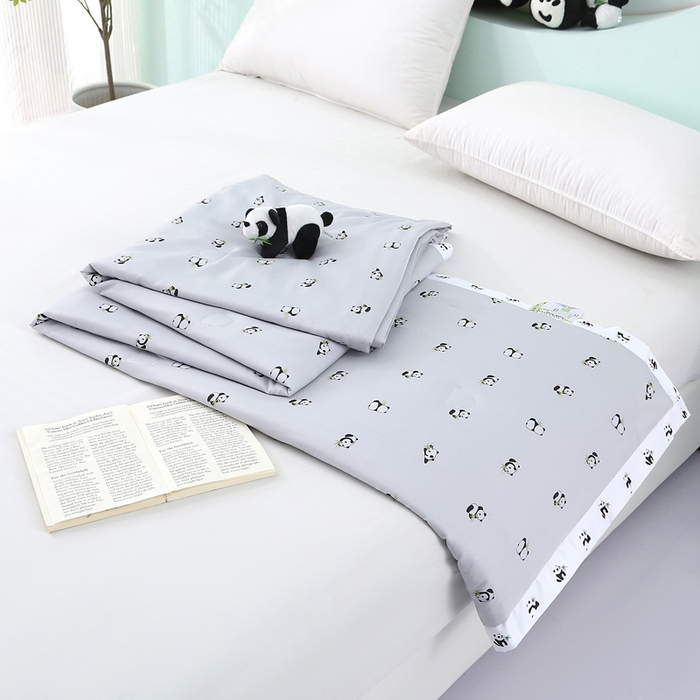 91家纺网 家纺一手货源 找家纺 薇玛仕 2026小熊猫系列-60支精梳长绒棉双拼角宽边双A类母婴级儿童蚕丝夏凉被空调被 小熊猫-灰