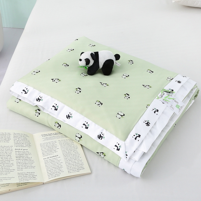 91家纺网 家纺一手货源 找家纺 薇玛仕 2026小熊猫系列-60支精梳长绒棉双拼角宽边双A类母婴级儿童蚕丝夏凉被空调被 小熊猫-绿