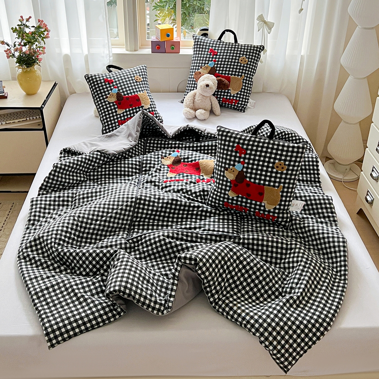 91家纺网 家纺一手货源 找家纺 古本家居 2026新款四季款水洗腊肠狗抱枕被 水洗黑格腊肠狗