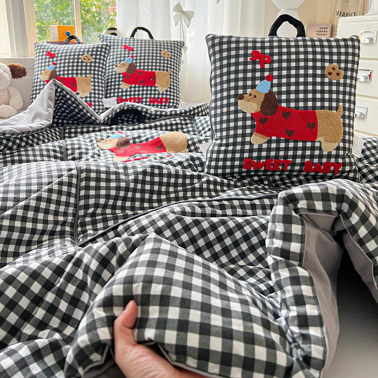 91家纺网 家纺一手货源 找家纺 古本家居 2026新款四季款水洗腊肠狗抱枕被 水洗黑格腊肠狗