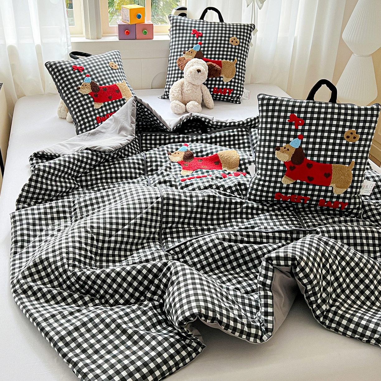 91家纺网 家纺一手货源 找家纺 古本家居 2026新款四季款水洗腊肠狗抱枕被 水洗黑格腊肠狗