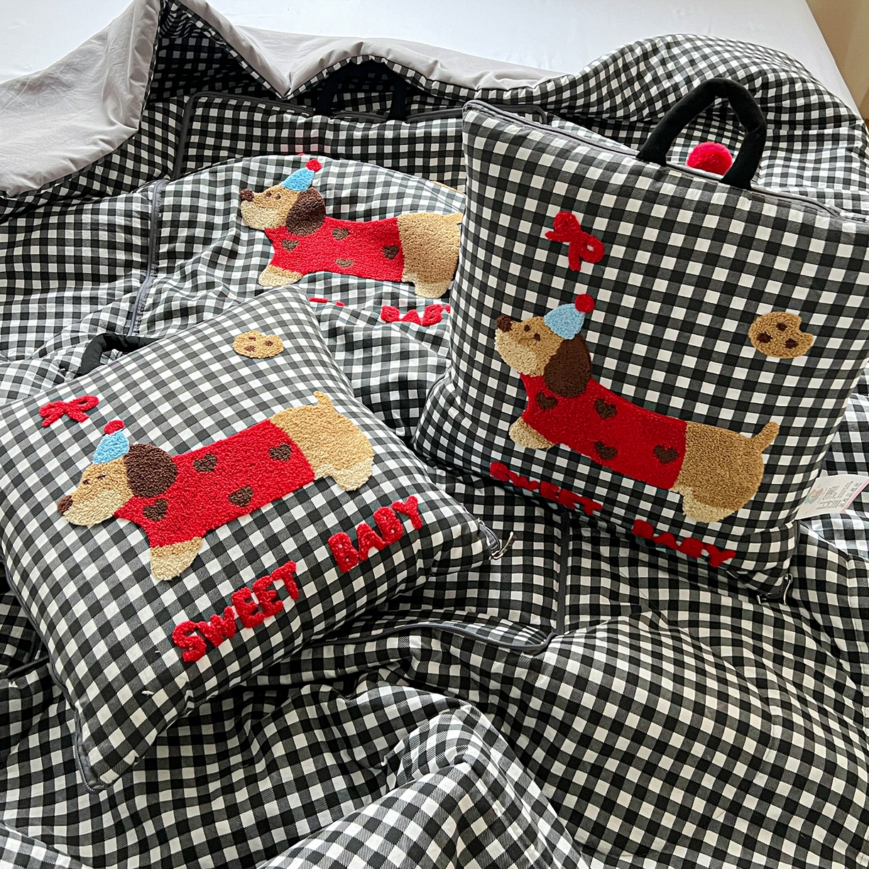 91家纺网 家纺一手货源 找家纺 古本家居 2026新款四季款水洗腊肠狗抱枕被 水洗黑格腊肠狗