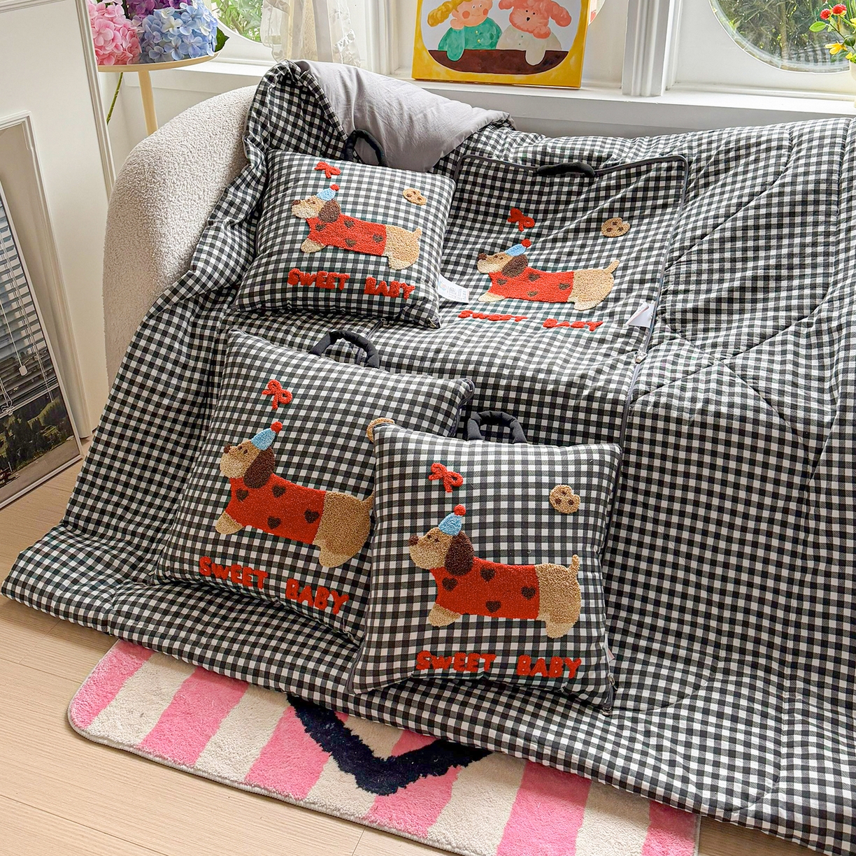 91家纺网 家纺一手货源 找家纺 古本家居 2026新款四季款水洗腊肠狗抱枕被 水洗黑格腊肠狗