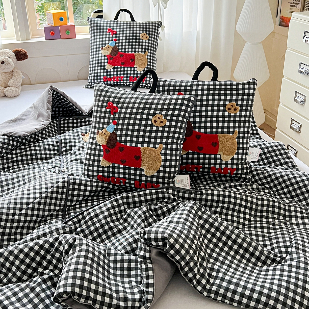 91家纺网 家纺一手货源 找家纺 古本家居 2026新款四季款水洗腊肠狗抱枕被 水洗黑格腊肠狗