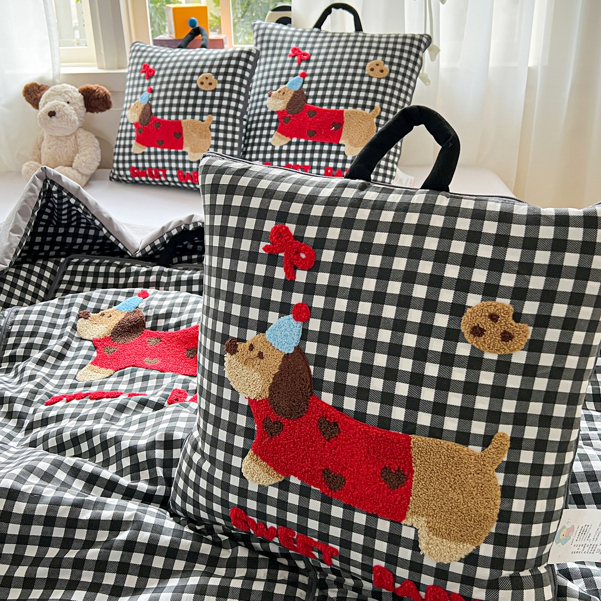 91家纺网 家纺一手货源 找家纺 古本家居 2026新款四季款水洗腊肠狗抱枕被 水洗黑格腊肠狗