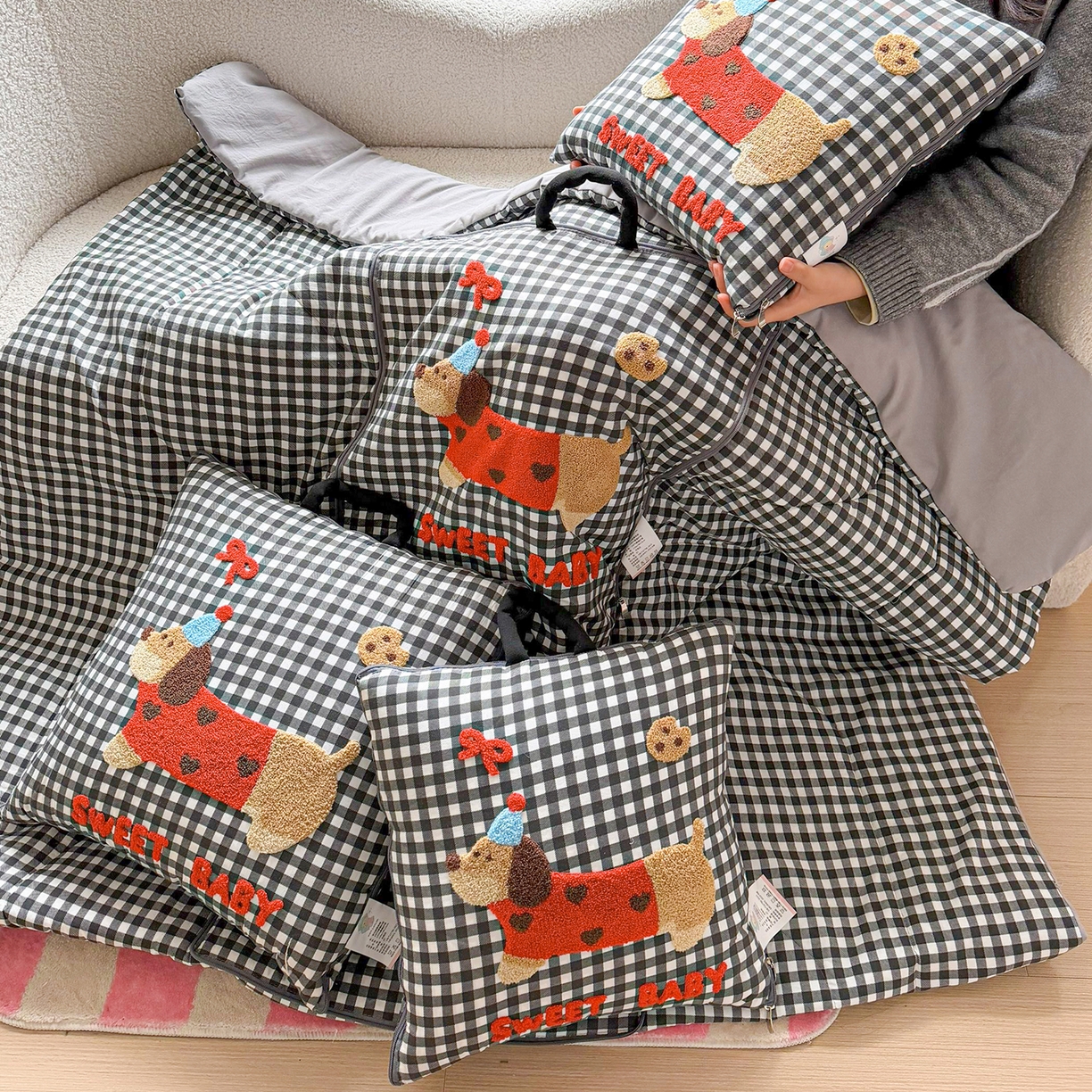 91家纺网 家纺一手货源 找家纺 古本家居 2026新款四季款水洗腊肠狗抱枕被 水洗黑格腊肠狗