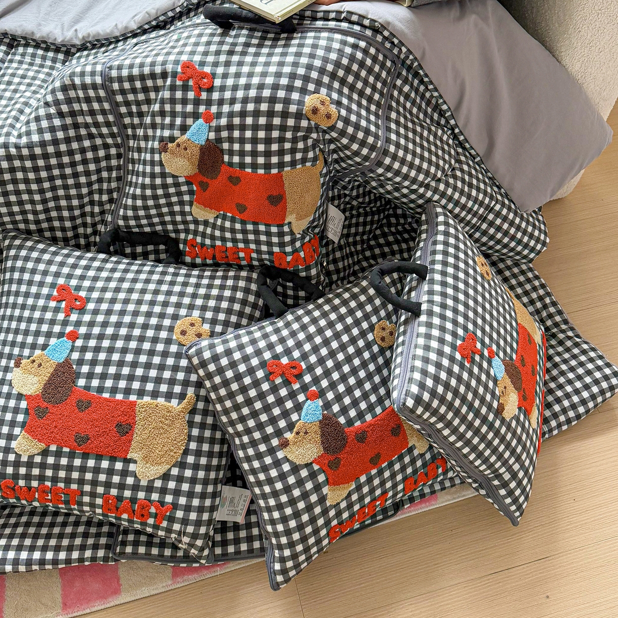 91家纺网 家纺一手货源 找家纺 古本家居 2026新款四季款水洗腊肠狗抱枕被 水洗黑格腊肠狗